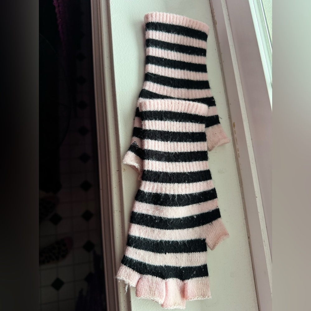 Short finger gloves